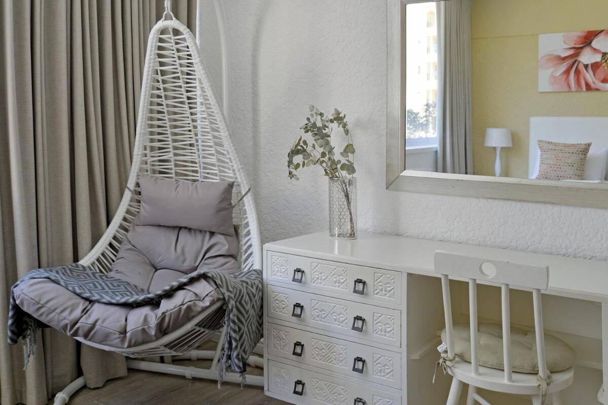 Charming Sea Point Haven 50m To Ocean Apartment